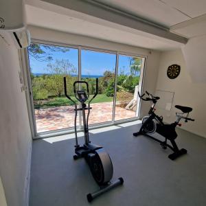 Pusat kecergasan dan/atau kemudahan kecergasan di Villa Deluxe l'Hacienda Villa vue mer 180 piscine jacuzzi proche plage marina golf pointe des châteaux et casino jardin clos voyage durable