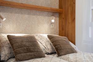 ein Schlafzimmer mit einem Bett mit zwei Kissen darauf in der Unterkunft Ekskluzywny apartament + garaż in Krakau
