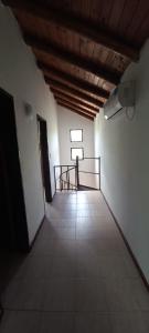 een lege hal met een trap in een gebouw bij Cabañas La Geromita in Pantanillo