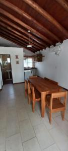 een eetkamer met een tafel en een keuken bij Cabañas La Geromita in Pantanillo