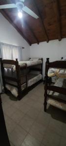 een kamer met 3 stapelbedden en een plafond bij Cabañas La Geromita in Pantanillo