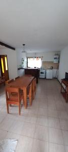 een woonkamer met een houten tafel en banken bij Cabañas La Geromita in Pantanillo