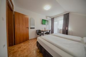 Postel nebo postele na pokoji v ubytování Hotel Maj Inn