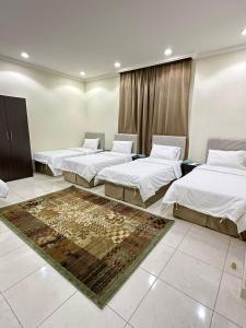 Tempat tidur dalam kamar di فندق جواهر الهدى