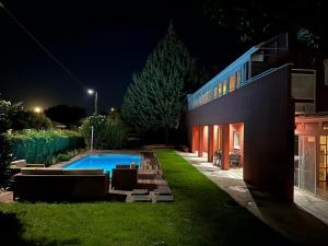 a house with a swimming pool at night at Casa con piscina Irache in Ayegui
