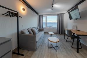 un salon avec un canapé et une table dans l'établissement Departamentos Casa Piamonte, à San Carlos de Bariloche