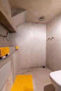 Riad Sahara, Medina Marrakech في مراكش: حمام مع مرحاض وسجادة صفراء