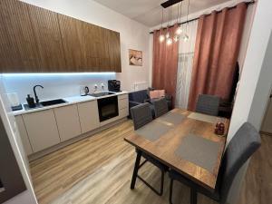 Кухня или мини-кухня в New comfortable apartment with patio on Klimeckiego street
