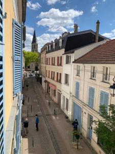 une rue de la ville avec des bâtiments et des gens qui marchent dans la rue dans l'établissement Appart hyper centre Rueil rénové !, à Rueil-Malmaison