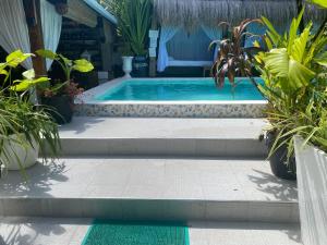 盧納將軍城的住宿－Siargao Residency by Privacy Group，院子里种有植物的游泳池