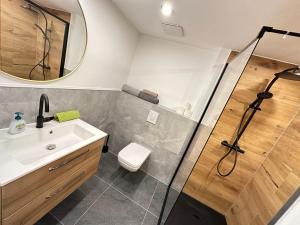ein Bad mit einem Waschbecken und einer Dusche in der Unterkunft Cityflair Apartments Rummelsburg in Berlin