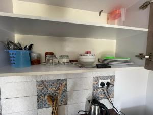 Una cocina o cocineta en Sunset Residency 4 fotos más