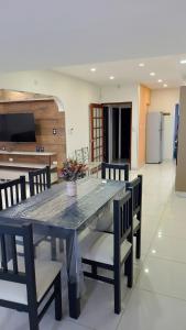 Una mesa de comedor con sillas y una cocina. en departamento 2 dormitorios Cinzano planta baja, en San Juan