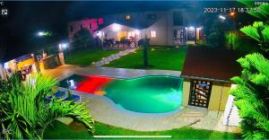 una piscina frente a una casa por la noche en ωιℓℓу'ѕ νιℓℓα, en Jarabacoa