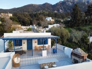 Cette villa offre une vue sur une maison. dans l'établissement Giannis & Maria Sunset House, à Lagoúdi Zía