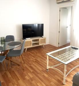 Μια τηλεόραση ή/και κέντρο ψυχαγωγίας στο Sequoia Suites City Centre