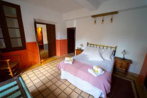 sypialnia z łóżkiem z dwoma pudłami w obiekcie La bodega D'leti w mieście Jarandilla de la Vera