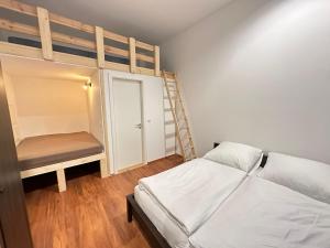 ein Schlafzimmer mit einem Etagenbett und einer Leiter in der Unterkunft Cityflair Apartments Rummelsburg in Berlin