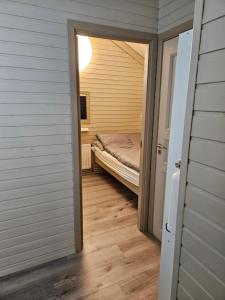 mały pokój z małym łóżkiem w pokoju w obiekcie Relaxing and cozy cottage with hot tub w mieście Húsafell