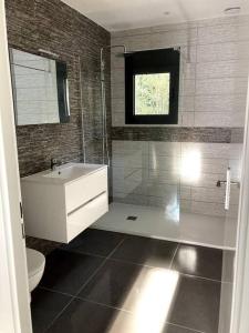 サン・ジェルマン・レ・コルベイユにあるSPA Le Loveの白い洗面台とトイレのあるバスルーム