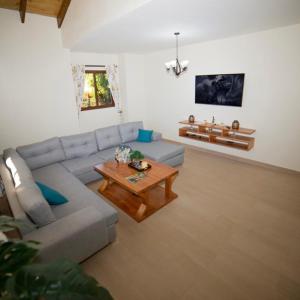 ein Wohnzimmer mit einem Sofa und einem Couchtisch in der Unterkunft ωιℓℓу'ѕ νιℓℓα in Jarabacoa