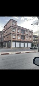 um grande edifício ao lado de uma rua em Amine em Nedroma