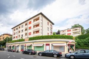 a building with cars parked in front of it at Grand Appartement avec 3 chambres à coucher in Lausanne