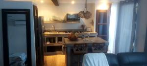 una piccola cucina con lavandino e bancone di Mar y Montaña a Copecito