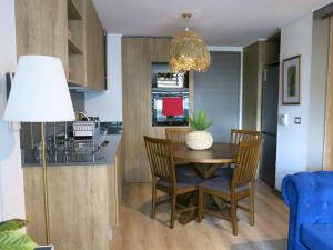 une salle à manger et une cuisine avec une table et des chaises dans l'établissement Dpto. Nuevo y Económico a 20’ del centro, à Santiago