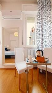 ポルト・レカナーティにあるAffittacamere Zi Pasqualeのベッドルーム1室にテーブルと椅子が備わります。