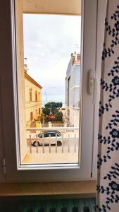 - une fenêtre avec vue sur la rue dans l'établissement Affittacamere Zi Pasquale, à Porto Recanati