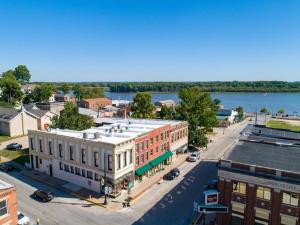 een luchtzicht op een stad met een rivier en gebouwen bij Eagles Nest Inn in Louisiana