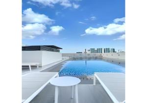 杜拜的住宿－Key View - Welcome Residency，建筑物屋顶上的游泳池