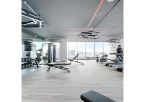 杜拜的住宿－Key View - Welcome Residency，一间健身房,里面设有一排跑步机
