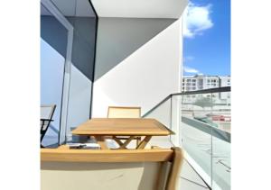 杜拜的住宿－Key View - Welcome Residency，阳台上的桌子和笔记本电脑