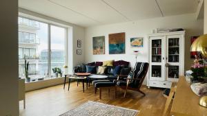 uma sala de estar com um sofá e uma mesa em ApartmentInCopenhagen Apartment 1596 em Copenhague
