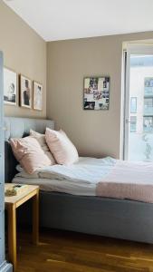 1 cama con sábanas blancas y almohadas en una habitación en ApartmentInCopenhagen Apartment 1596 en Copenhague