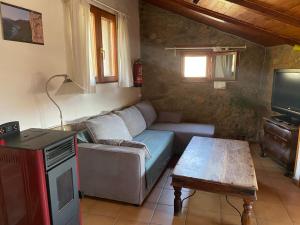 een woonkamer met een bank en een tafel bij Casa de Lilith in Aren