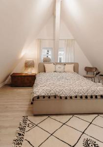 1 dormitorio con 1 cama grande en el ático en Individuelle und zentrale Boho Appartments in Coburg en Coburg