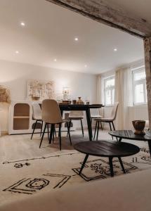 sala de estar con mesa de comedor y sillas en Individuelle und zentrale Boho Appartments in Coburg en Coburg