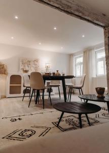 a living room with a dining table and chairs at Individuelle und zentrale Boho Appartments in Coburg in Coburg +31 photos