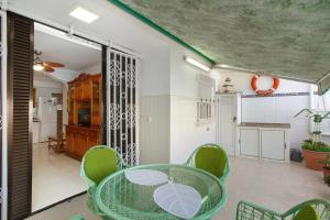 een kamer met een tafel en stoelen en een keuken bij Apartamento Ca' Toba in Mogán