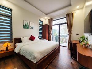 ein Schlafzimmer mit einem Bett und einem großen Fenster in der Unterkunft TAM COC HARBOR VIEW HOTEL in Ninh Bình