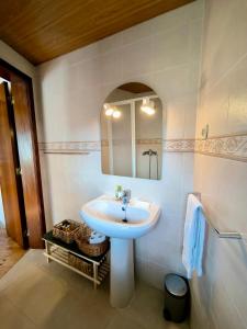 uma casa de banho com um lavatório e um espelho em Canastro Nature Spot em Viseu