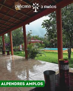 un patio de lluvia con vistas a la piscina en Chácara 3 irmãos, en Meruoca