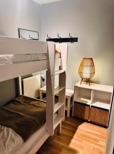 een slaapkamer met een stapelbed en een bureau bij AK-LUX102 in Akureyri