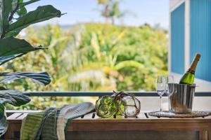 una mesa con una botella de vino y una copa en The Lighthouse at Iluka Resort Apatments, en Palm Beach