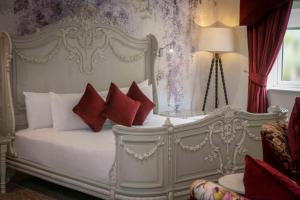 1 dormitorio con cama blanca y almohadas rojas en B/W Premier Doncaster Mount Pleasant Hotel, en Doncaster