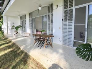 eine Terrasse mit einem Tisch und Stühlen auf einem Haus in der Unterkunft Papaya Casita - On an organic farm in Jamao al Norte