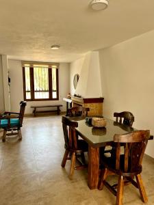 sala de estar con mesa de madera y sillas en Casa Akuaina en Villa de Leyva